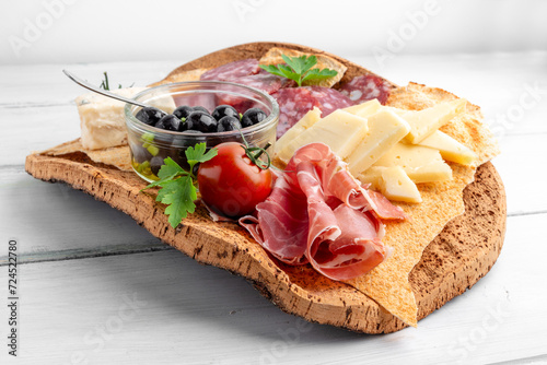 Vassoio con prosciutto, pecorino, salame e olive nere, antipasto italiano, cibo europeo  photo