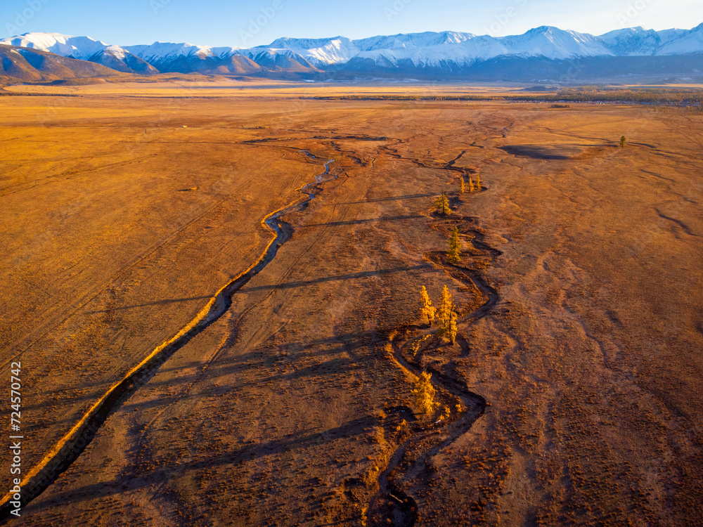Φωτογραφία Stunning aerial shot capturing the contrasting textures of Kurai steppe in fall with snow-capped Altai mountains