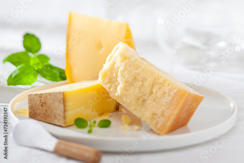 Käse auf einem Teller angeordnet