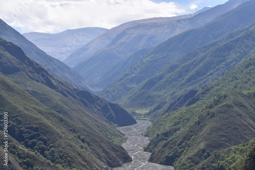 Rivière au creux de la vallée 
