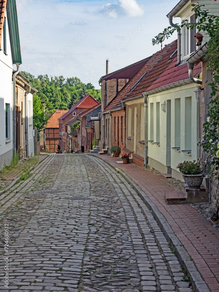 Blick in eine Gasse in der Altstadt von Plau am See, Mecklenburg-Vorpommern, Deutschland Blick in eine Gasse in der Altstadt von Plau am See, Mecklenburg-Vorpommern, Deutschland