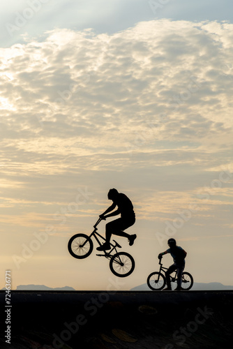 Freestyle cyclist practicing street BMX © Erik González