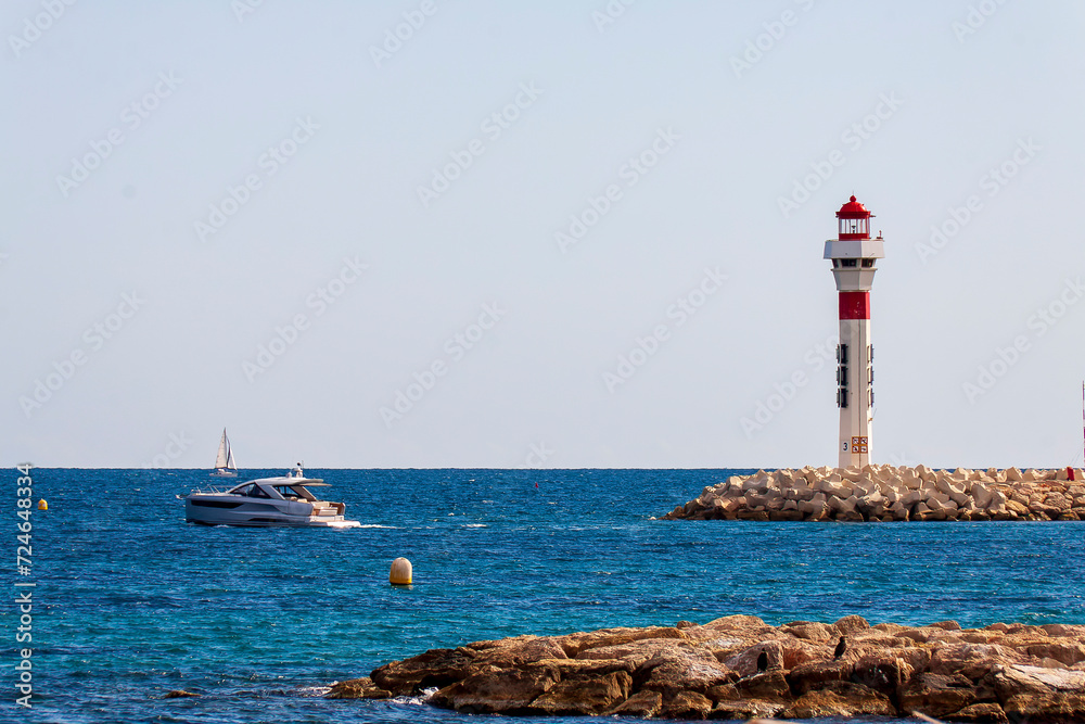phare du port de cannes, la marina, mer bleue azur, bateaux, voiliers, yachts, baie, Cannes , France , 2023 
