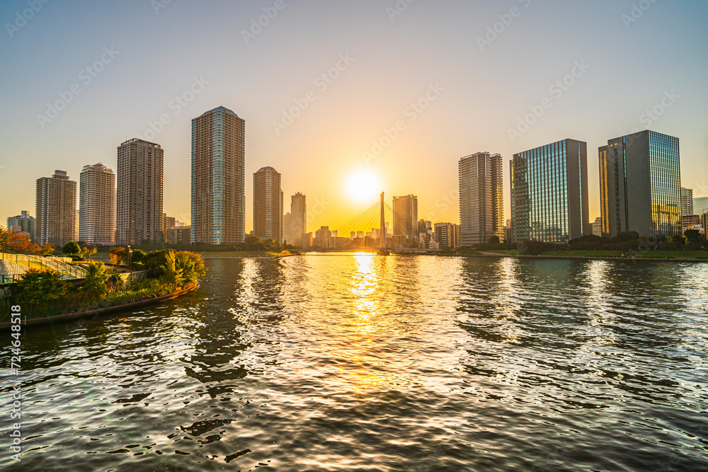 夕日に染まる隅田川沿いのタワーマンション群【東京都・中央区】　
Tower condominiums along the Sumida River dyed in the sunset - Tokyo, Japan
