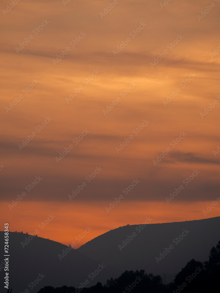 Atardecer sobre las montañas