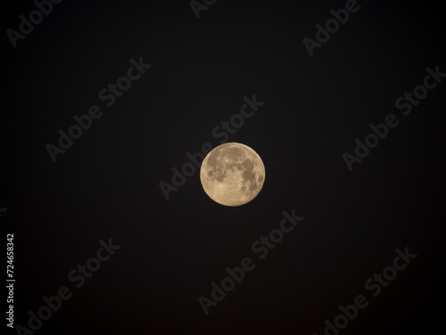 Luna llena sobre cielo negro