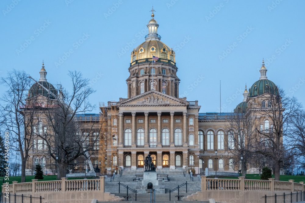 Obraz premium Des Moines Iowa skyline in USA at night