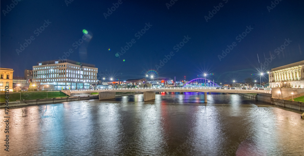 Fototapeta premium Des Moines Iowa skyline in USA at night