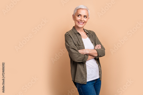 Foto Portrait of thoughtful ceo corporation business agent mature age woman folded ar