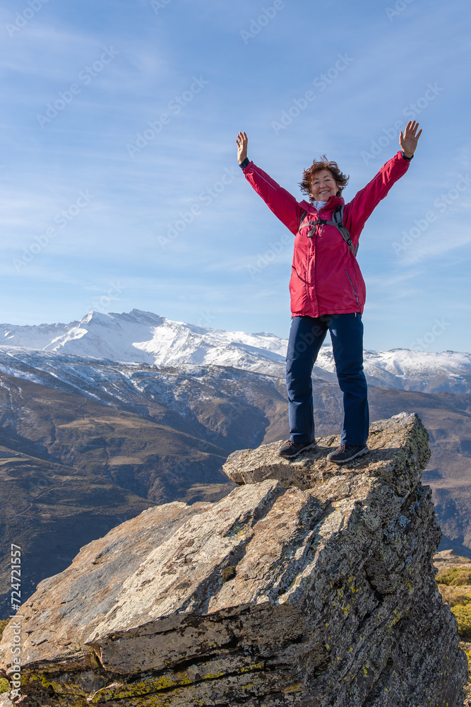 Obraz premium Exultant Hiker on Mountain Outcrop in Sierra Nevada