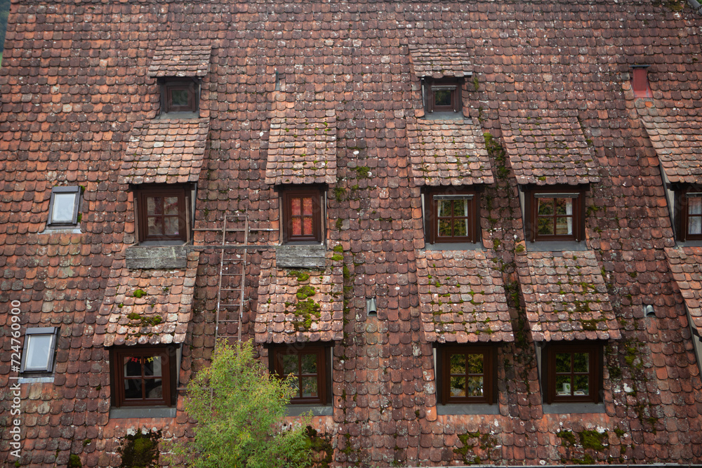 Naklejka premium A towering structure made of bricks, featuring an abundance of windows that allow for ample natural light.