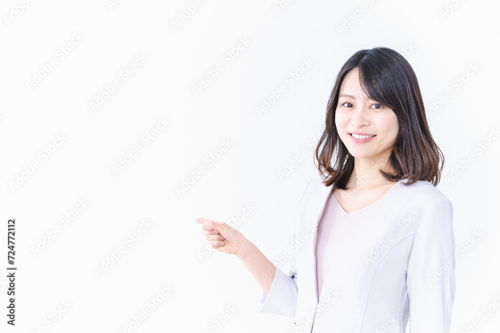 笑顔で指差すキャリアウーマン 笑顔で指差すキャリアウーマン