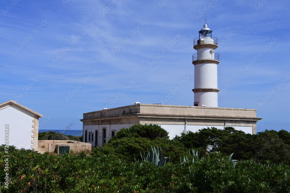 Leuchtturm mit Brunnen am Cap de ses Salines Leuchtturm mit Brunnen am Cap de ses Salines