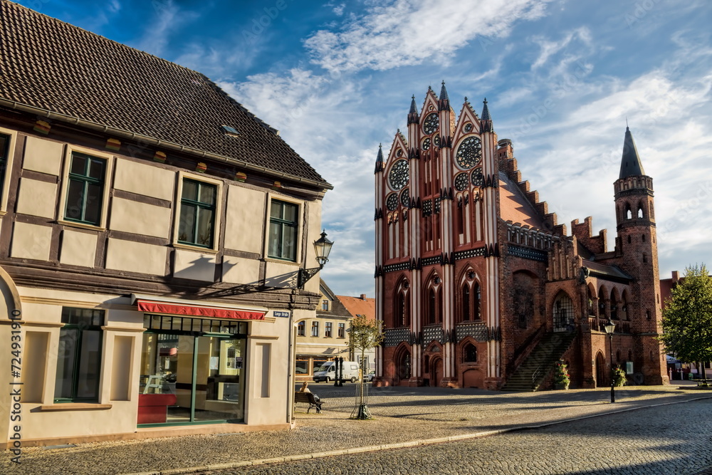 tangermünde, deutschland - stadtbild mit altem rathaus im stil der backsteingotik tangermünde, deutschland - stadtbild mit altem rathaus im stil der backsteingotik