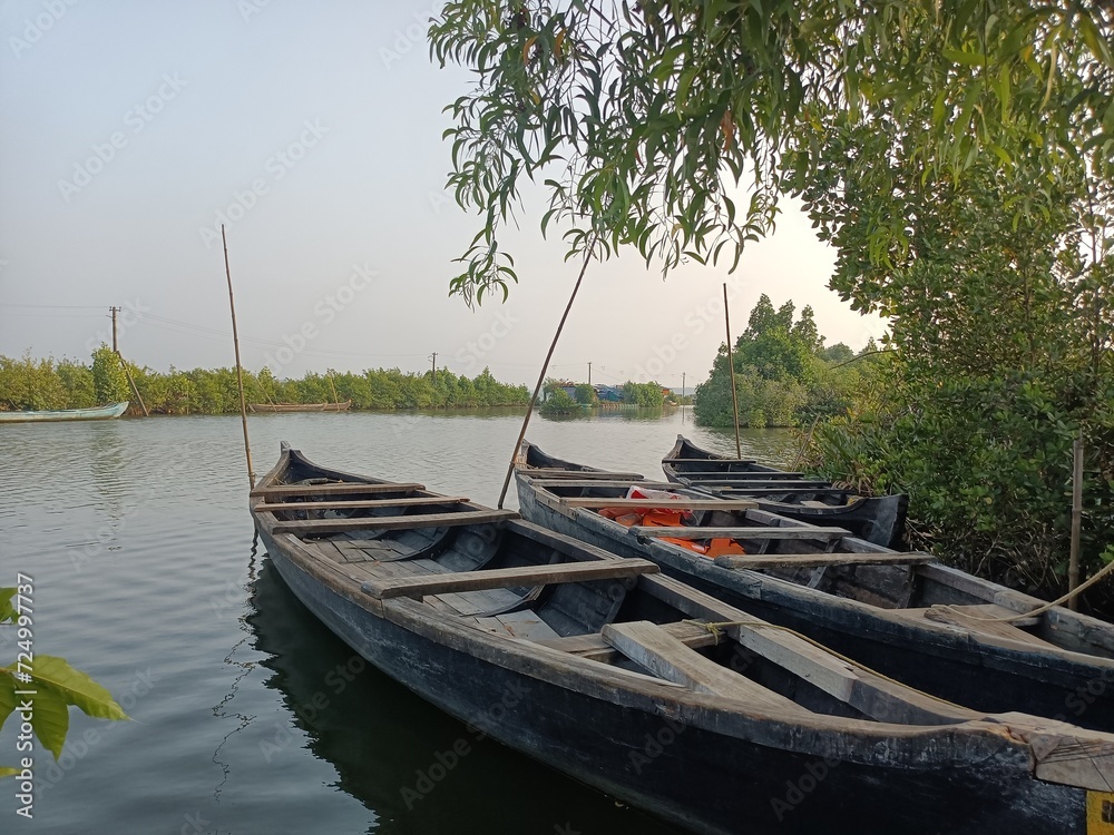 Obraz premium A wooden vehicle used for water transport is usually called a canoe. 
