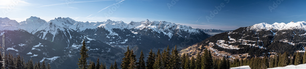 Fototapeta premium Schruns, Österreich: Alpines Winterpanorama um das Hochjoch