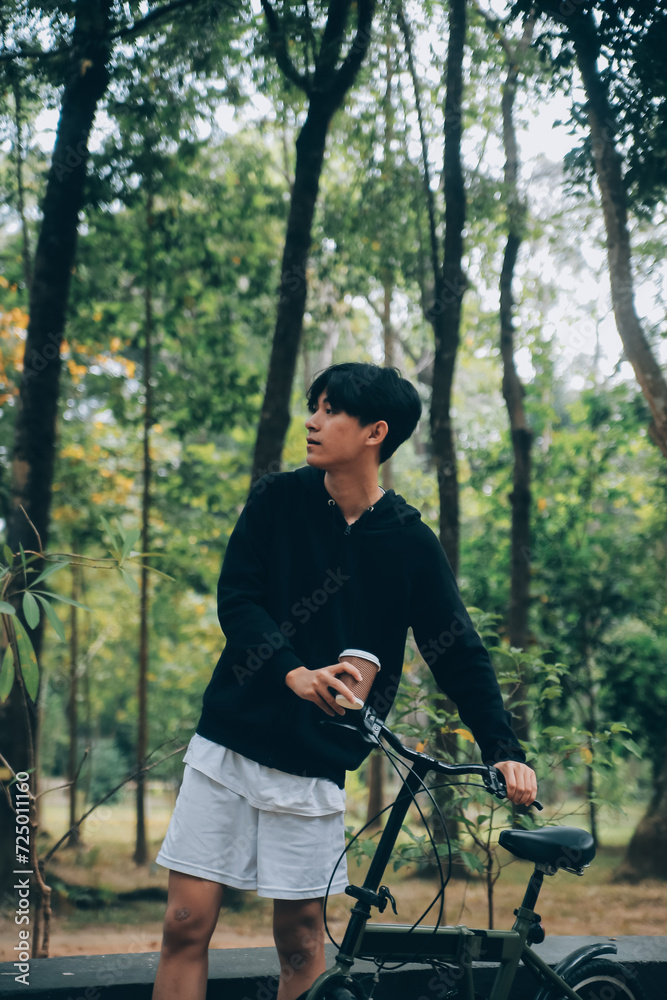 Obraz premium Handsome happy young man with bicycle on a city street, Active lifestyle, people concept