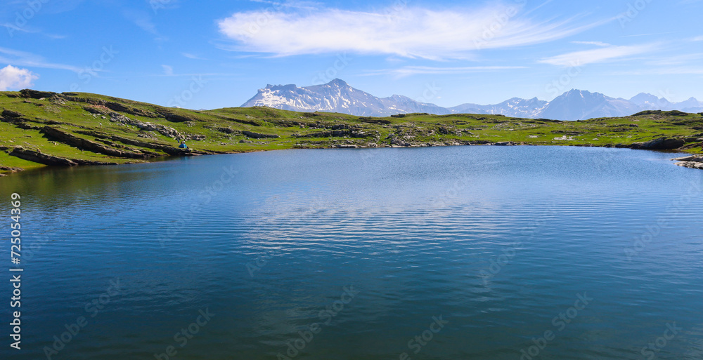 Le Lac Lérié sur le Plateau d'Emparis avec une vue magnifique sur les Alpes