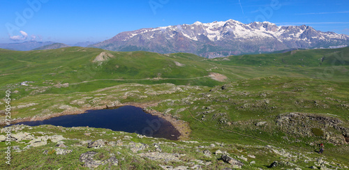 lac alpin dans les Alpes en été dans le massif des Arves sur le plateau d'Emparis