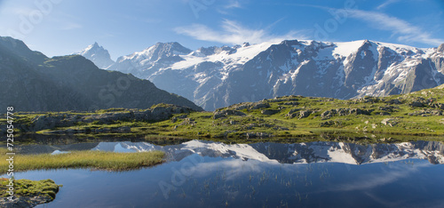 reflet des glaciers de la Meije sur un lac du plateau d'Emparis au refuge des Mouterres dans les Alpes en été 