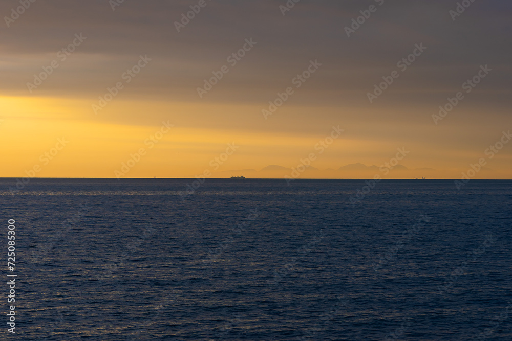 曇る朝の静かな海と水平線20190813