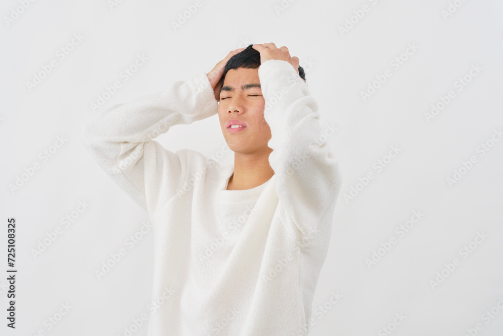 頭を抱える男の子 白背景 頭を抱える男の子 白背景