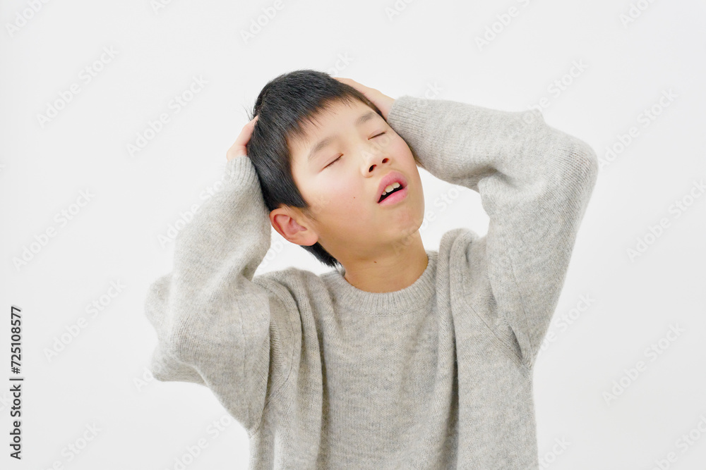 頭を抱える男の子 白背景 頭を抱える男の子 白背景