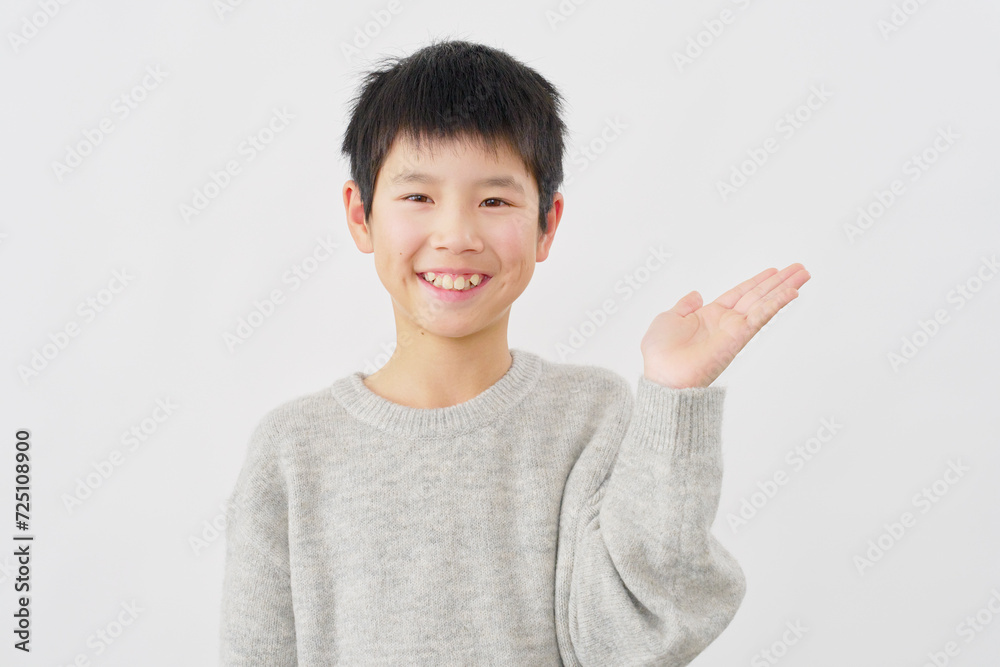 手のひらで右側を指す男の子 白背景 手のひらで右側を指す男の子 白背景