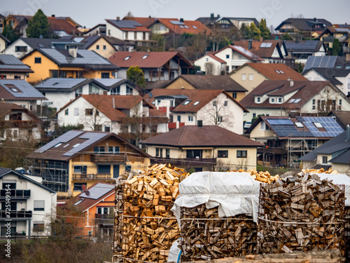 Brennholz in Körben gelagert