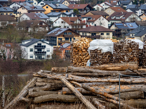 Brennholz in Körben gelagert