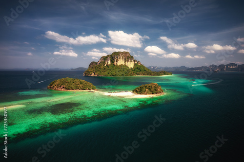 Obraz na płótnie A breathtaking aerial view captures the pristine beauty of Krabi's enchanting island, adorned with turquoise waters and lush greenery w salonie