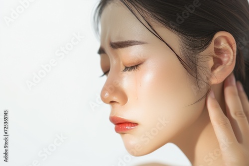悲しい表情で涙を流している日本人女性（悲しい・泣く・号泣） photo
