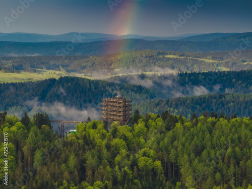 Lot nad Pasmem Jaworzyny Krynickiej. Piękna tęcza nad krajobrazem. © rogozinski