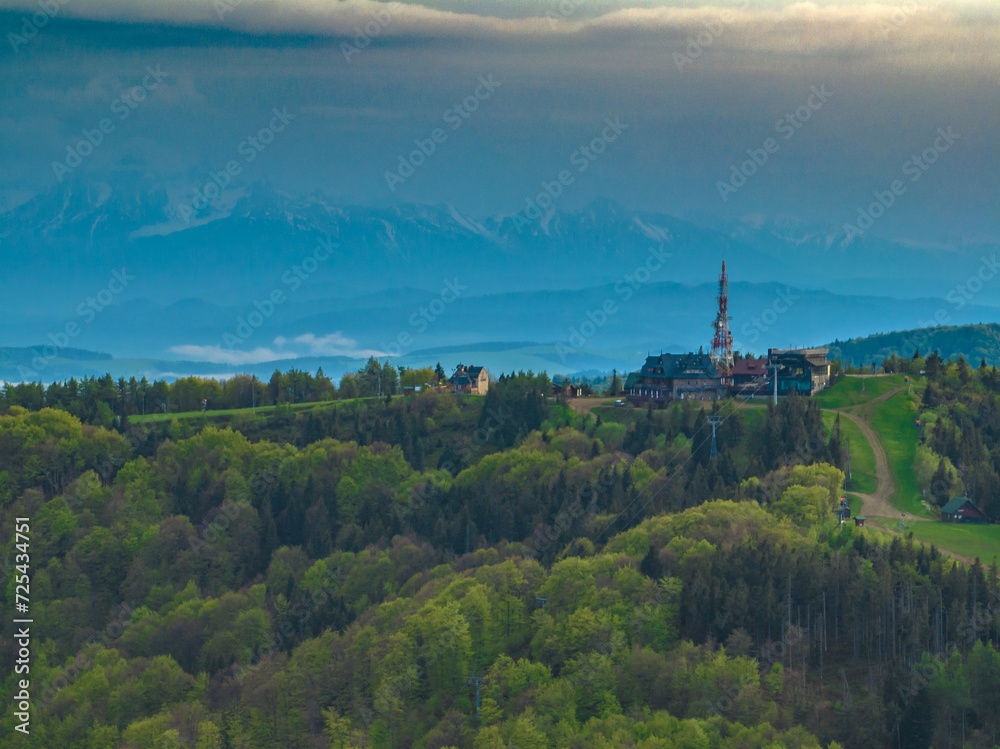 Fototapeta premium Lot nad Pasmem Jaworzyny Krynickiej. Piękne krajobrazy.