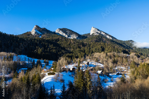 Hameau de la Patassière, au pied du sommet du Grand Som en hiver depuis le village de Saint-Pierre-de-Chartreuse, dans le parc naturel régional de Chartreuse photo