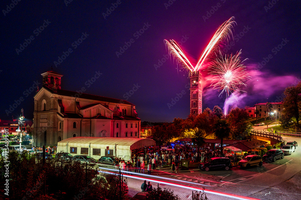Fireworks in Cassacco. Celebrations between the cathedral and the ancient bell tower