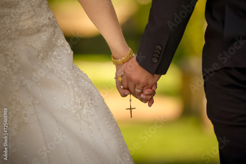 Un couple de marié avec une croix chrétienne  photo