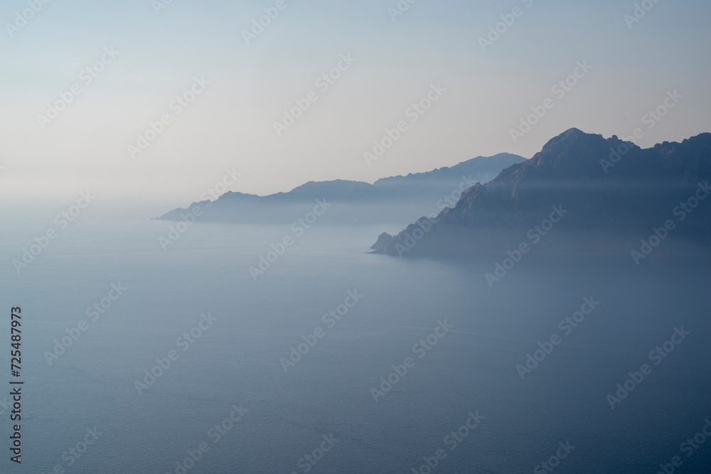 Abendlicher Blick auf die Küstenlandschaft am Naturschutzgebiet Scandola, Golf von Porto, Korsika, Frankreich