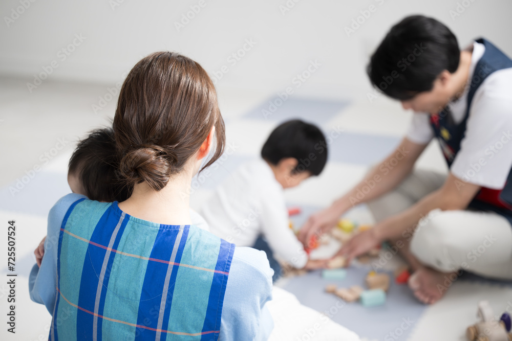保育園で子供と遊ぶ保育士の様子 全員顔無しで使いやすい 保育園で子供と遊ぶ保育士の様子 全員顔無しで使いやすい