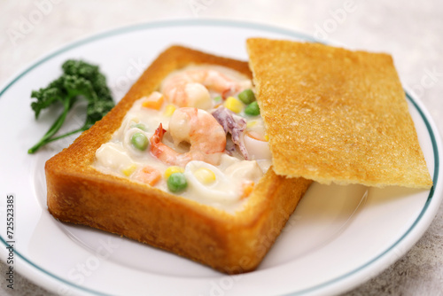 coffin bread, Taiwanese food. It is white bread that has been fried in oil, with the center hollowed out and stuffed with seafood chowder.