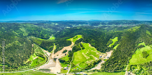 Fototapeta Naklejka Na Ścianę i Meble -  Lot nad Tyliczem w Dolinie Muszynki latem. Piękna, letnia panorama.