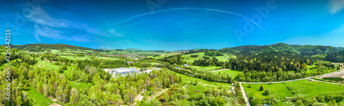 Lot nad Tyliczem w Dolinie Muszynki latem. Piękna, letnia panorama.