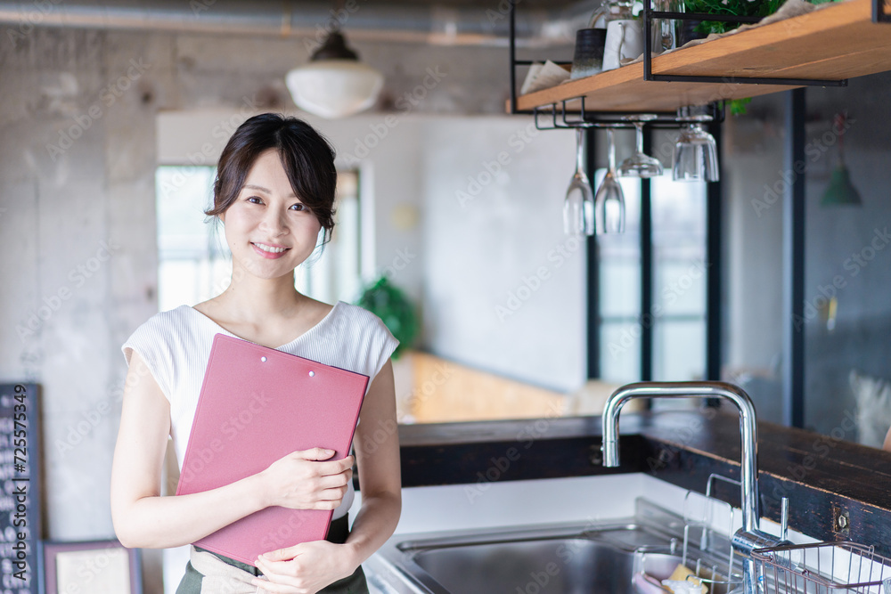 カフェで働く若い女性スタッフ カフェで働く若い女性スタッフ