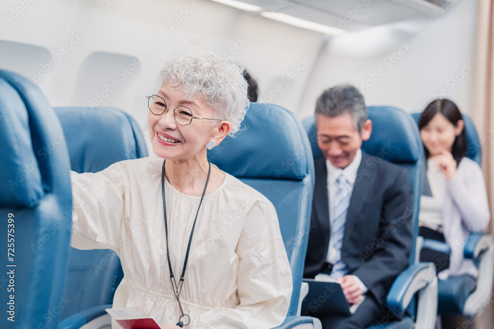 Obraz premium 飛行機の機内で過ごす乗客