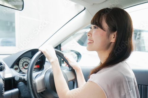車を運転する若い日本人女性
