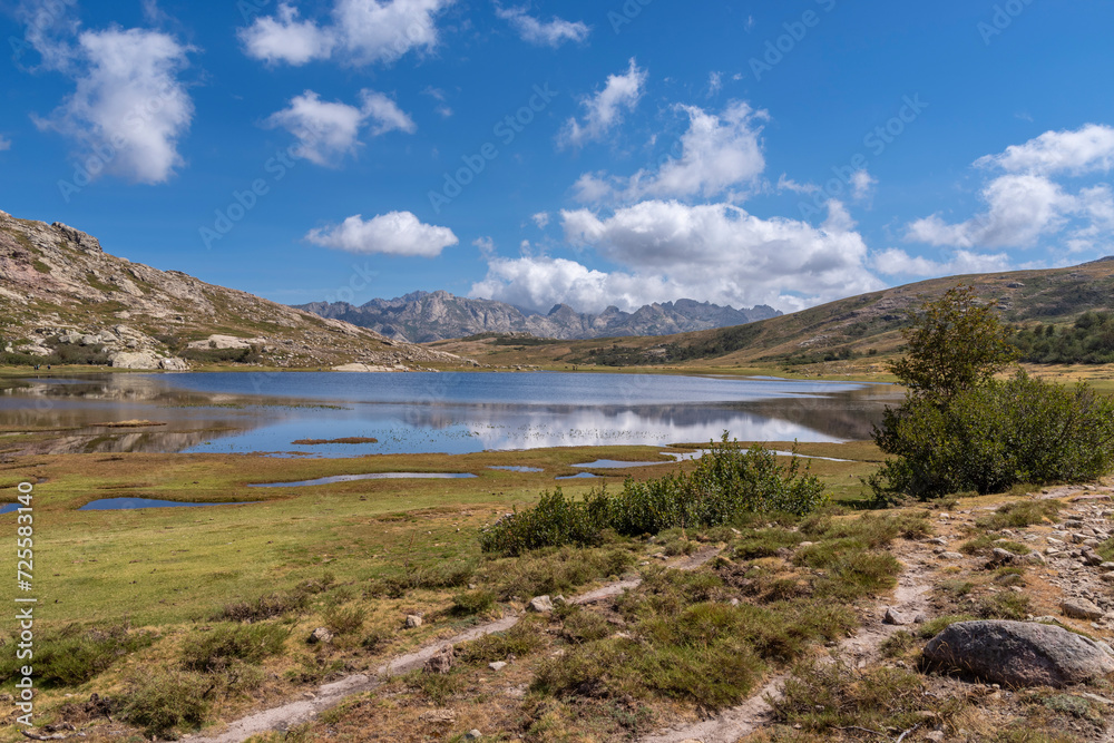 Blick über den Lac de Nino mit der Berglandschaft von Restonica im Hintergrund, Korsika, Frankreich