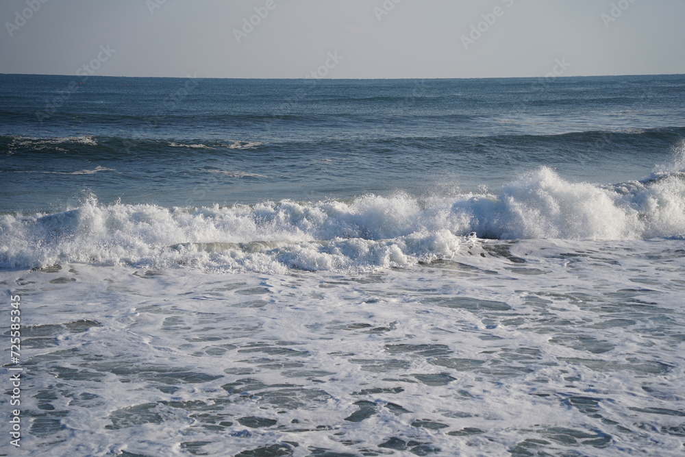 Obraz premium Winter sea waves splashing with white foam