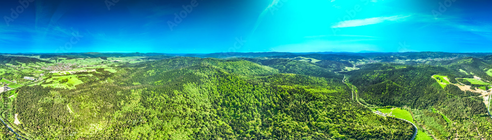 Lot nad Tyliczem w Dolinie Muszynki latem. Piękne panoramy. Lot nad Tyliczem w Dolinie Muszynki latem. Piękne panoramy.