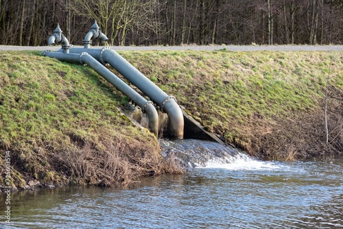 Quadro su tela pumping station on a river with dike