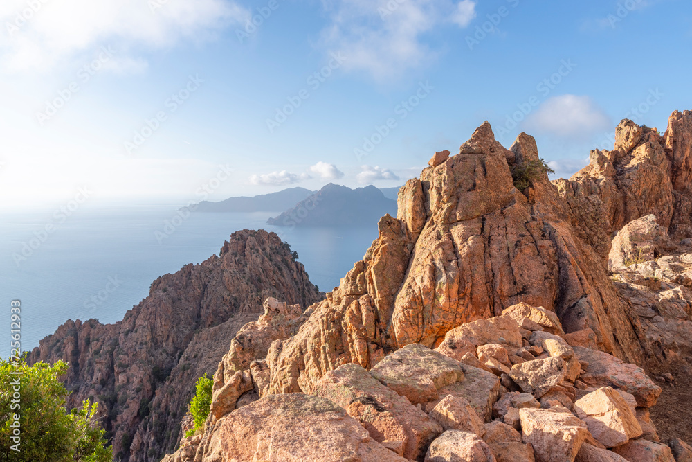 Obraz premium Abendlicher Blick über die Küstenlandschaft mit den roten Granitfelsen am Golf von Porto, Korsika, Frankreich